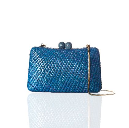Плетена синя чанта с висулки