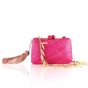 Плетена розова чанта с висулки