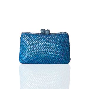 Плетена синя чанта с висулки